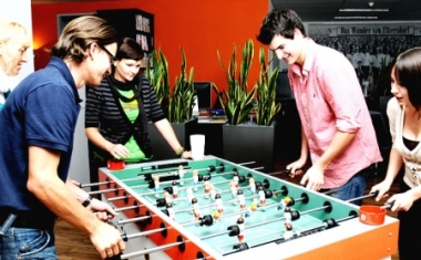 Kickern in der Pause - defacto marketing GmbH