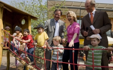 Hoher Besuch bei "Metro Sternchen": Vorstandsmitglied Zygmunt Mierdorf, Bu.Ministerin Ursula von der Leyen, Min. Armin - Saturn Deutschland