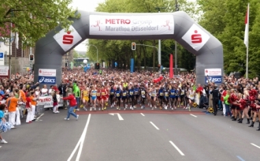 Getreu dem Motto "42 km Party" waren 10.000 L&auml;ufer und 400.000 Zuschauer an diesem Tag dabei. - METRO Group Asset Management