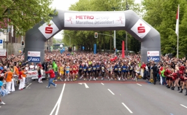 Getreu dem Motto "42 km Party" waren 10.000 L&auml;ufer und 400.000 Zuschauer an diesem Tag dabei. - METRO AG (Holding)