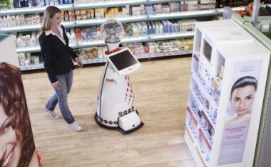 Auf Wunsch f&uuml;hrt Innovationslotse "Ally" Kunden zu den neuen Konzepten und Technologien im real,- Future Store. - METRO Cash &amp; Carry