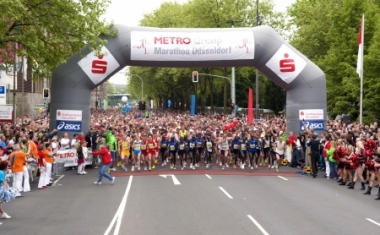 Getreu dem Motto "42 km Party" waren 10.000 L&auml;ufer und 400.000 Zuschauer an diesem Tag dabei. - Media Markt