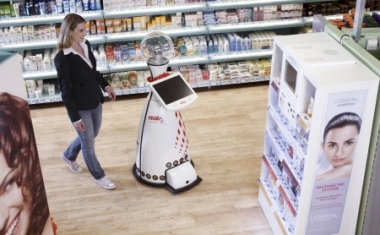 Auf Wunsch f&uuml;hrt Innovationslotse "Ally" Kunden zu den neuen Konzepten und Technologien im real,- Future Store. - Media Markt