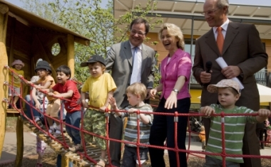 Hoher Besuch bei "Metro Sternchen": Vorstandsmitglied Zygmunt Mierdorf, Bu.Ministerin Ursula von der Leyen, Min. Armin - METRO Group Asset Management