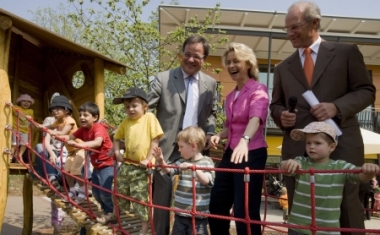 Hoher Besuch bei "Metro Sternchen": Vorstandsmitglied Zygmunt Mierdorf, Bu.Ministerin Ursula von der Leyen, Min. Armin - real SB-Warenhaus GmbH