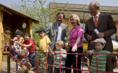 Hoher Besuch bei "Metro Sternchen": Vorstandsmitglied Zygmunt Mierdorf, Bu.Ministerin Ursula von der Leyen, Min. Armin - METRO AG (Holding)