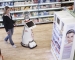 Auf Wunsch f&uuml;hrt Innovationslotse "Ally" Kunden zu den neuen Konzepten und Technologien im real,- Future Store. - Saturn Deutschland