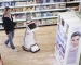 Auf Wunsch f&uuml;hrt Innovationslotse "Ally" Kunden zu den neuen Konzepten und Technologien im real,- Future Store. - METRO Cash &amp; Carry