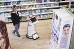 Auf Wunsch f&uuml;hrt Innovationslotse "Ally" Kunden zu den neuen Konzepten und Technologien im real,- Future Store. - Saturn Deutschland