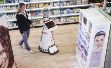 Auf Wunsch f&uuml;hrt Innovationslotse "Ally" Kunden zu den neuen Konzepten und Technologien im real,- Future Store. - METRO SYSTEMS GmbH