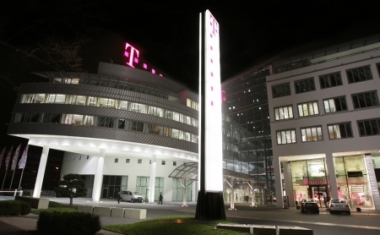 Die Zentrale der Deutschen Telekom bei Nacht  - Deutsche Telekom AG