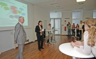 Gesch&auml;ftsf&uuml;hrerduo Henrietta Egerth und Klaus Pseiner bei einer Pr&auml;sentation vor MitarbeiterInnen in unserem Besprechungszimmer - FFG - &Ouml;sterreichische Forschungsf&ouml;rderungsgesellschaft mbH
