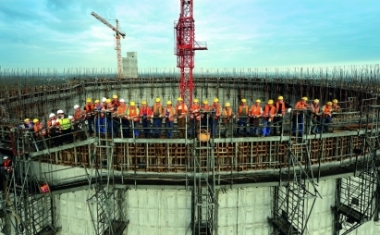 Das ist das Bauteam des Trianel-Kohlekraftwerks in L&uuml;nen. Der K&uuml;hlturm ist inzwischen fertiggestellt und 160 m hoch. - Trianel GmbH