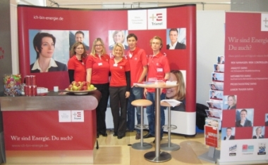Unser Messestand auf der bonding Aachen 2009 mit Mitarbeiterinnen der Personalabteilung und Kollegen aus den Fachbereichen. - Trianel GmbH