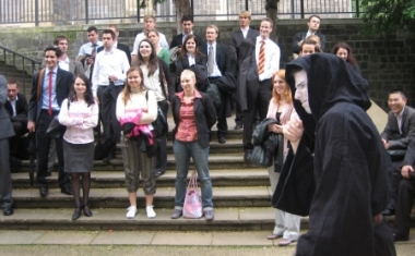 Unsere Praktikanten bei einer Stadtf&uuml;hrung der etwas anderen Art - Commerzbank Gruppe