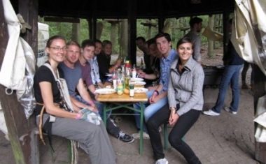 Networking unserer Praktikanten beim abendlichen Grillen - Peek &amp; Cloppenburg KG D&uuml;sseldorf