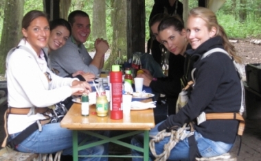 Networking unserer Praktikanten beim abendlichen Grillen - Peek &amp; Cloppenburg KG D&uuml;sseldorf