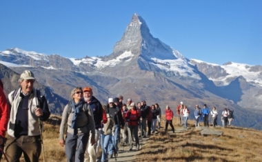Die Mitarbeitervertretungen organisieren regelm&auml;ssig Events wie Wandern oder Schneeschuhlaufen in der sch&ouml;nen Walliser Bergwelt. - Lonza AG