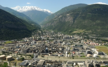Blick auf das Werk Visp. Im Hintergrund das Saasertal und Mattertal, welche zu den weltbekannten Ski-Destinationen Saas-Fee und Zermatt f&uuml;hren. - Lonza AG