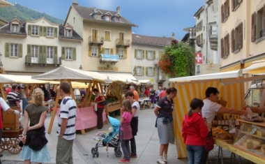 Viele der Visper Mitarbeitenden treffen sich am Freitag Abend jeweils auf dem Visper Bauernmarkt (&bdquo;P&uuml;rum&auml;rt&ldquo;) um das Wochenende bei einem Ap&eacute;ro einzul&auml;uten. - Lonza AG