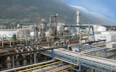 Die Benzinspaltanlage ist der eigentliche Ausgangspunkt der f&uuml;r die Lonza typischen und einmaligen Verbundproduktion. - Lonza AG