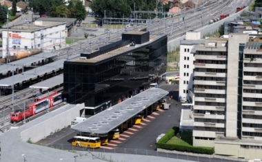 Der neue Visper Bahnhof befindet sich wenige hundert Meter von der Lonza. Die Lonza unterst&uuml;tzt Mitarbeitende, welche mit den &ouml;ffentlichen Verkehrsmitteln anreisen, mit grossz&uuml;gigen Beitr&auml;gen.In regelm&auml;ssigem Abstand findet der beliebte Pensioniertentag s - Lonza AG