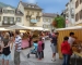 Viele der Visper Mitarbeitenden treffen sich am Freitag Abend jeweils auf dem Visper Bauernmarkt (&bdquo;P&uuml;rum&auml;rt&ldquo;) um das Wochenende bei einem Ap&eacute;ro einzul&auml;uten.