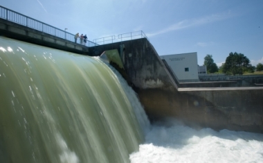 Rund um das Wasserkraftwerk Aarberg setzt die BKW verschieden Renaturierungsmassnahmen um - BKW FMB Energie AG