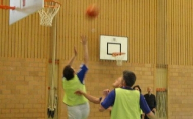Ob das wohl ein Korb wird? Spiel w&auml;hrend dem BKW Ostercup - BKW FMB Energie AG