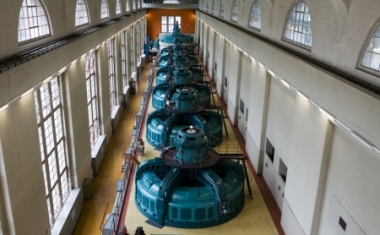 In Schuss gehaltene Industriehistorie. Blick auf die Turbinenhalle des Wasserkraftwerks M&uuml;hleberg - BKW FMB Energie AG