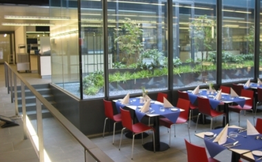 Blick ins Personalrestaurant &bdquo;Atrium&ldquo; am Hauptsitz in Bern - BKW FMB Energie AG