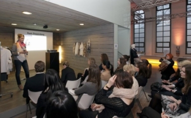 Einkaufs-Workshop mit einer P&C-Mitarbeiterin und interessierten Studierenden bei der KarriereLounge 2011 in K&ouml;ln - Peek &amp; Cloppenburg KG D&uuml;sseldorf