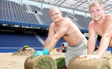 Mitarbeiter beim Rasenverlegen_Fussballstadion - Trenkwalder Personaldienste GmbH