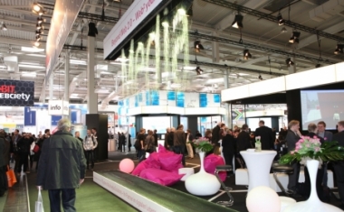 Aufsehen erregend: Der Wasserfall der MMS zieht Interessierte an den Messestand. - T-systems Multimedia Solutions GmbH