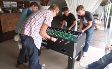 Teamgeist nach Dienstschluss: ausgiebige Kicker-Matches der Kollegen - T-systems Multimedia Solutions GmbH