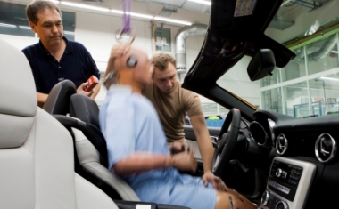 Mercedes-Benz SLKKlasse Vorbereitung zum Crashtest - Daimler AG