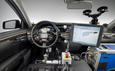 &bdquo;Automatisiertes Fahren&ldquo; bei Mercedes-Benz - Roboter steuern Gas, Bremse und Lenkung im Erprobungsfahrzeug - Daimler AG