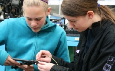 Sch&uuml;lerinnen begeistern sich f&uuml;r technische Berufe bei der Girls Week - Daimler AG