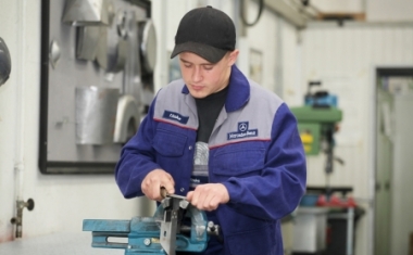 Erfolgreicher Start in die betriebliche Berufsausbildung bei Mercedes-Benz Minibusse: Florian Knoke, 20 Jahre, Auszubildender zum Karosserie- und Fahrzeugbauer im zweiten Lehrjahr bei der Mercedes-Benz Minibus GmbH in Dortmund an seinem Arbeitsplatz - Daimler AG