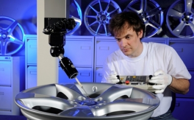 Produktion: Kontrolle der Fertigungsqualit&auml;t mit der 3-D-Messmaschine - Daimler AG