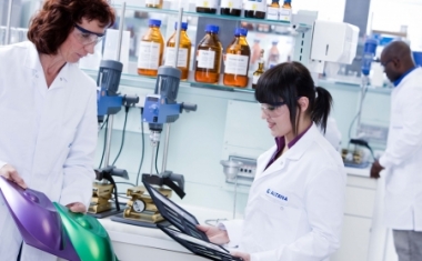 Arbeiten im Labor 2 - ALTANA AG