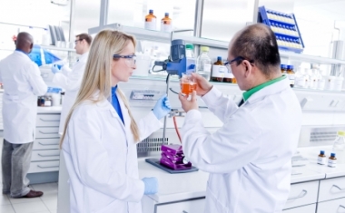 Arbeiten im Labor - ALTANA AG