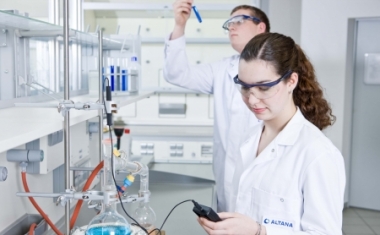 Unsere Azubis in der Analytik - ALTANA AG