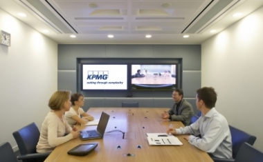KPMG verbindet international: W&auml;hrend der Meetings werden Kollegen aus anderen L&auml;ndern via Bildschirm zugeschaltet. - KPMG AG Wirtschaftspr&uuml;fungsgesellschaft