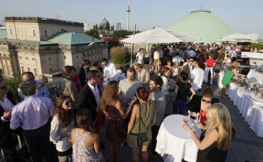 After-Show-Empfang auf dem Dach des Hotel de R&ocirc;me anl&auml;sslich der Karriere-Veranstaltung Fashion meets Future in Berlin im Juli 2011 - Peek &amp; Cloppenburg KG Wien