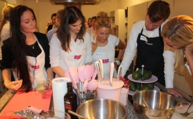 P&C kocht - Zun&auml;chst wird das Rezept gr&uuml;ndlich studiert - Peek &amp; Cloppenburg KG Wien