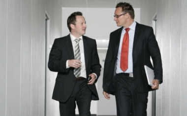 SELLBYTEL Mitarbeiter auf dem Weg zum Meeting - SELLBYTEL Group