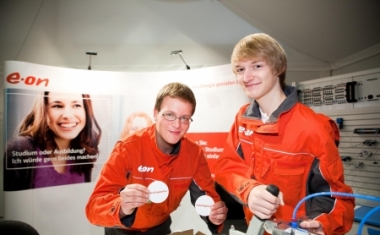 Azubis am Messestand bei der Pr&auml;sentation ihrer Ausbildung - E.ON