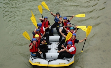 Richtig nass wurde es beim Rafting auf der Isar. - manu dextra GmbH