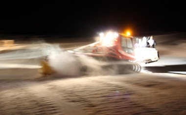 Mit der Pistenraupe ging es Vollgas durch die Winternacht. - manu dextra GmbH